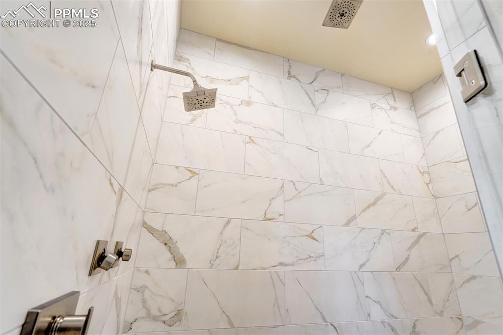 Image 16 of 50: Spa shower