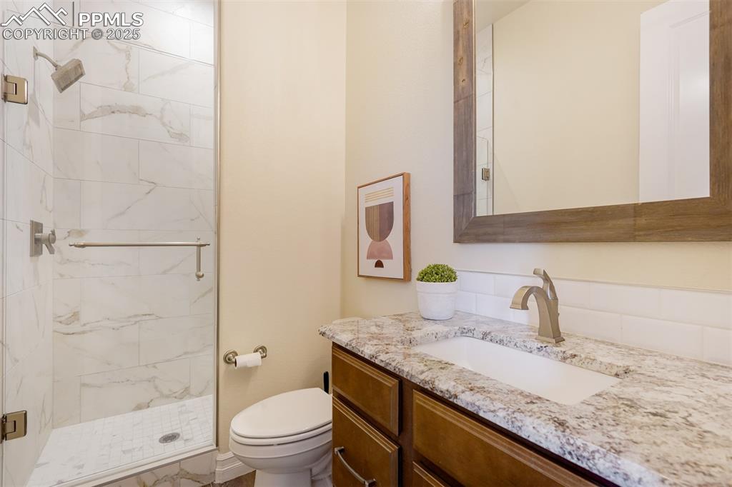 Image 44 of 50: Full bathroom in guest apartment.