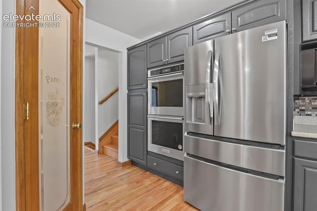 Image 11 of 50: Beautiful stainless steel appliances