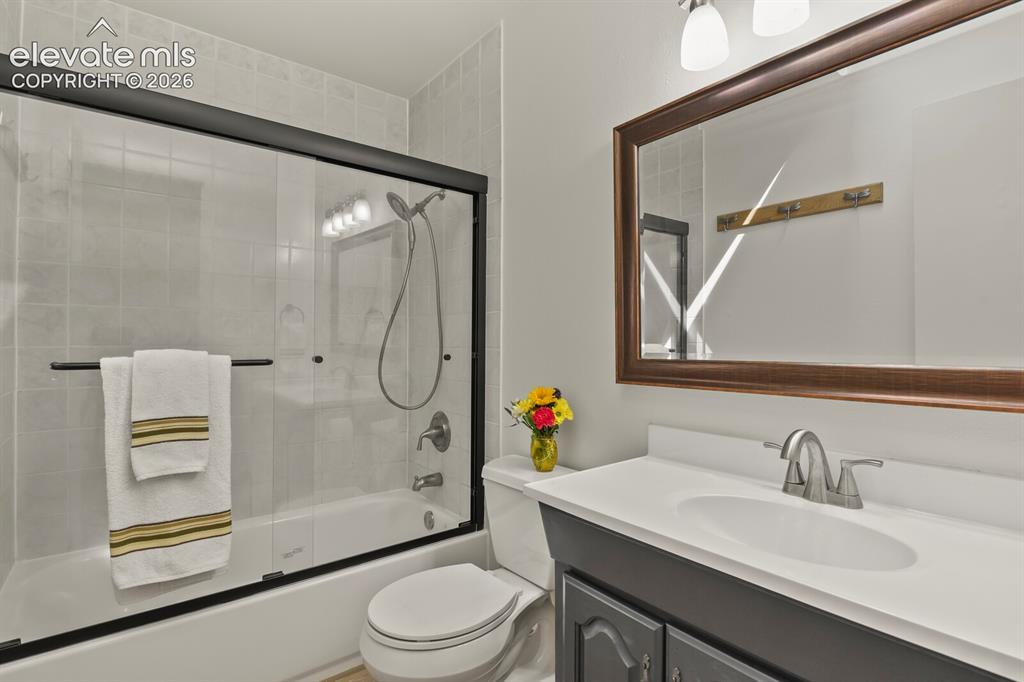 Image 20 of 50: Upper updated full bath