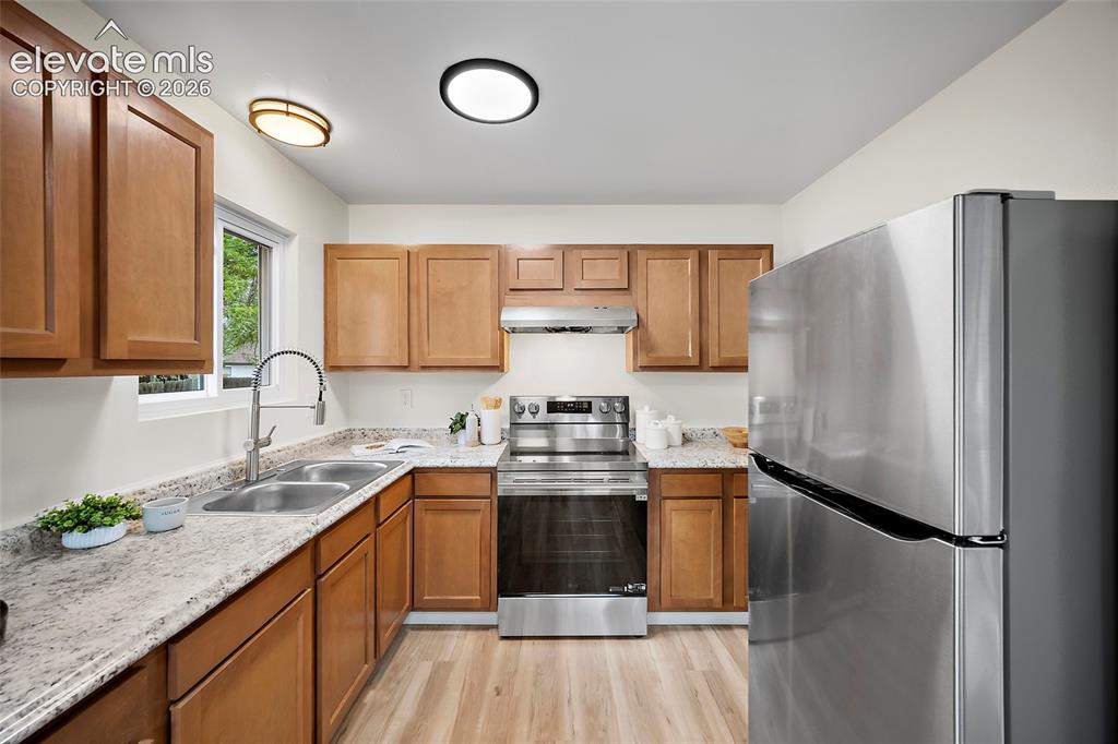 Image 10 of 32: Kitchen