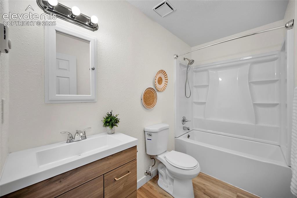 Image 12 of 32: Bathroom