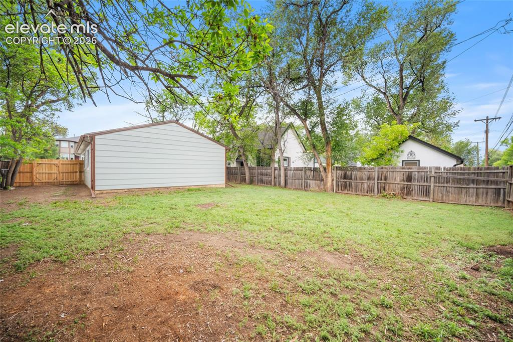 Image 19 of 32: Yard