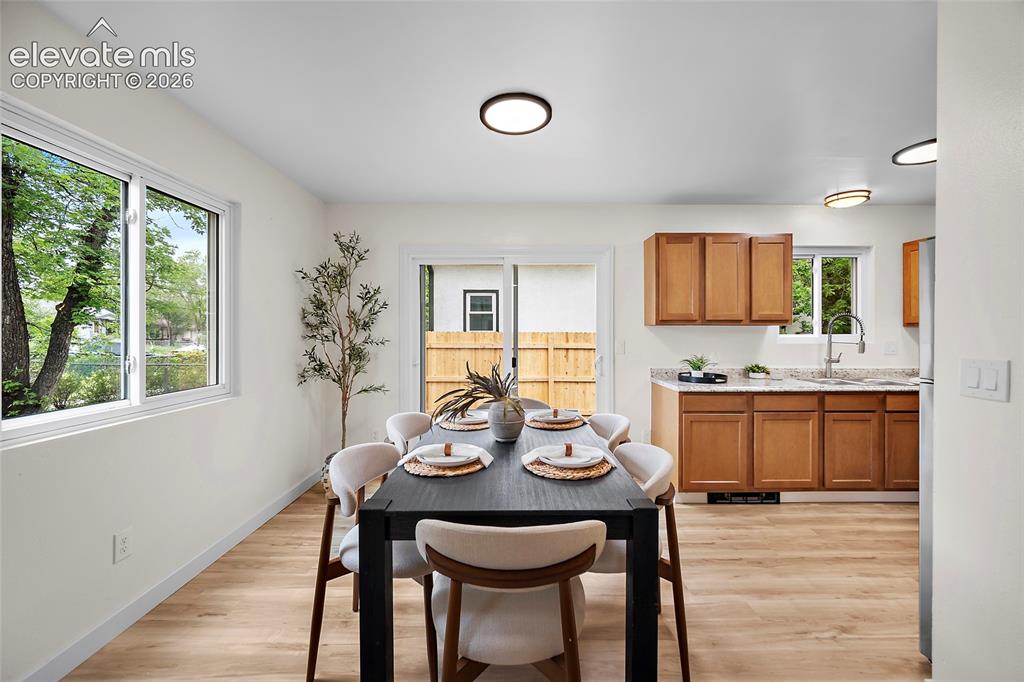 Image 3 of 32: Dining Area