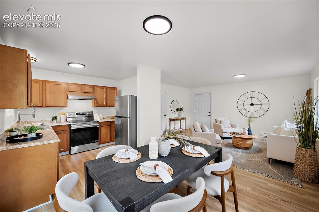 Image 4 of 32: Dining Area