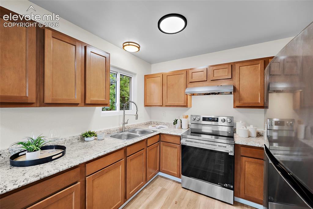 Image 9 of 32: Kitchen