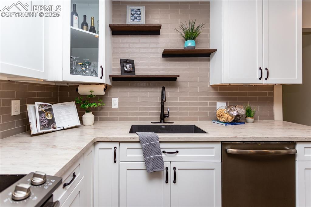 Image 21 of 50: Beautiful solid surface counters.