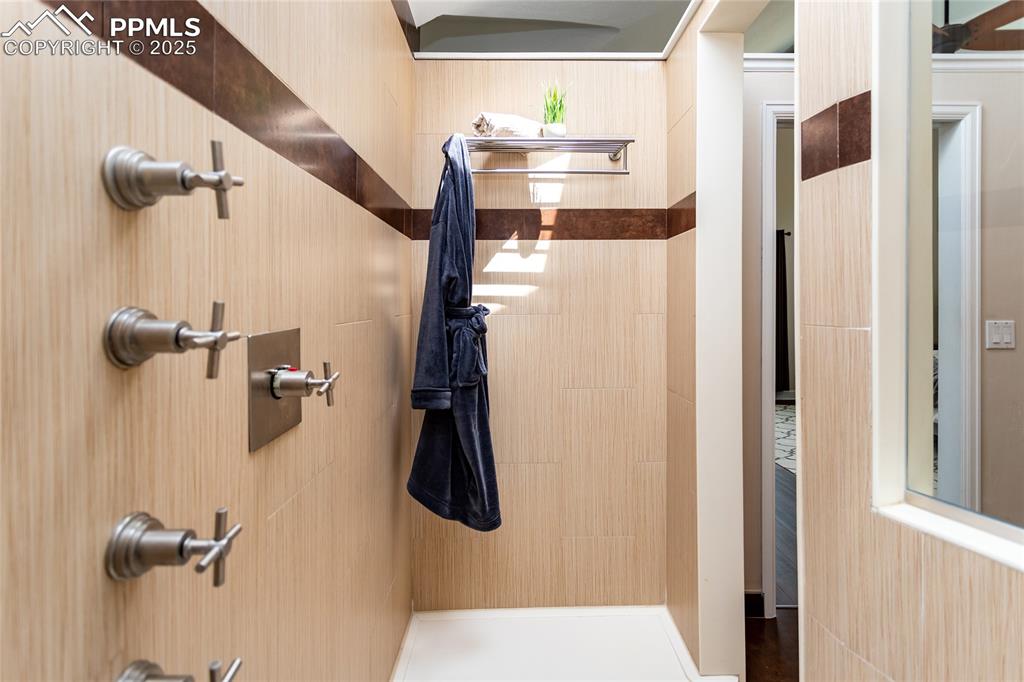 Image 31 of 50: Luxurious spa shower!