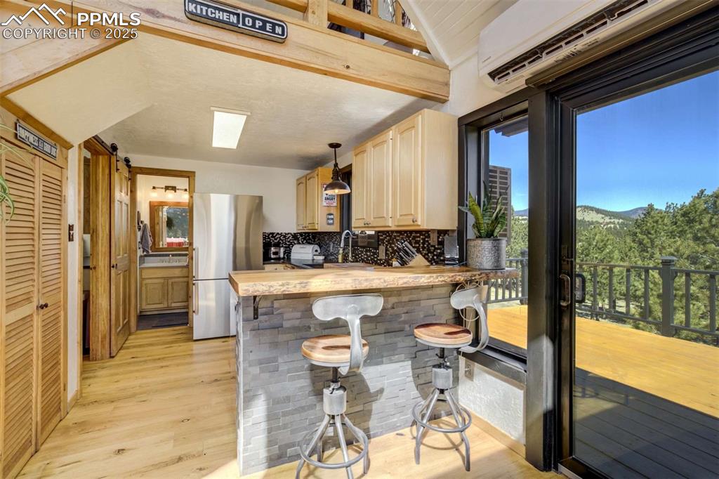 Image 10 of 50: Kitchen