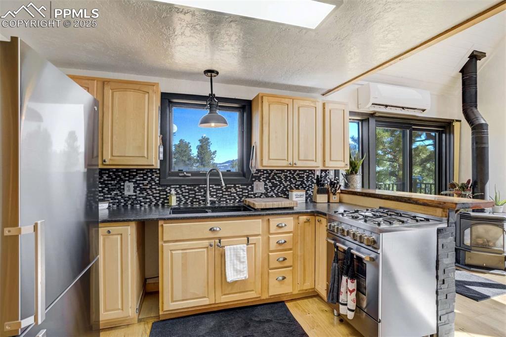 Image 11 of 50: Kitchen