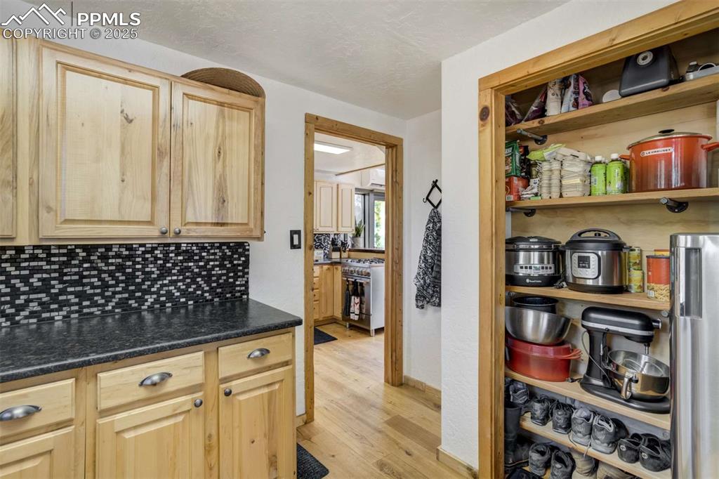 Image 13 of 50: Kitchen