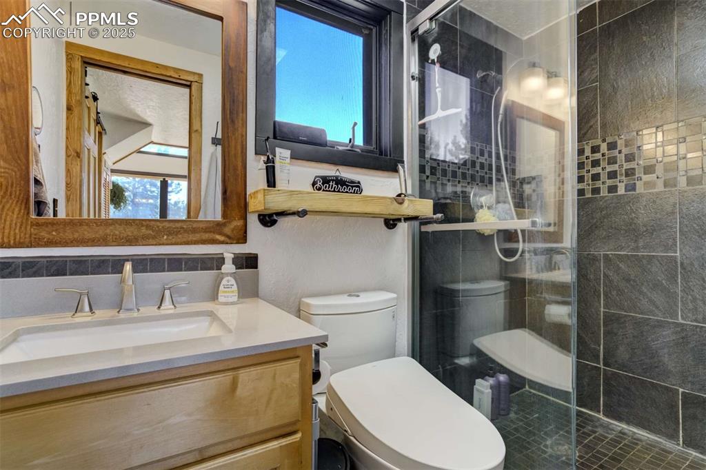 Image 14 of 50: Bathroom