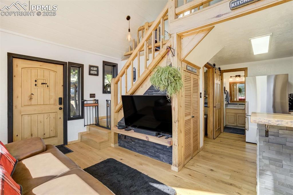 Image 16 of 50: Living Room