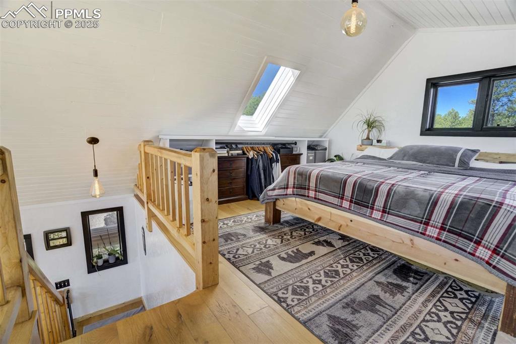 Image 17 of 50: Bedroom