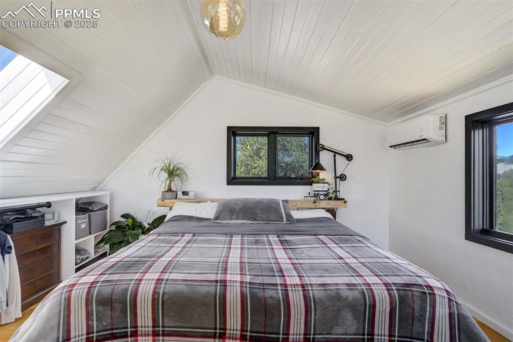 Image 18 of 50: Bedroom