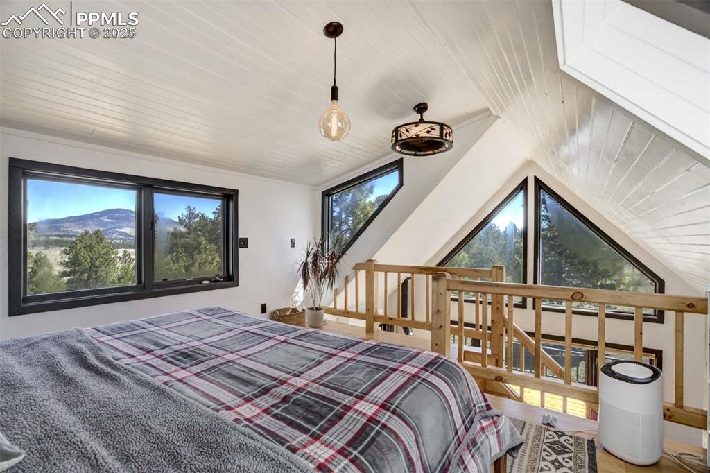 Image 19 of 50: Bedroom