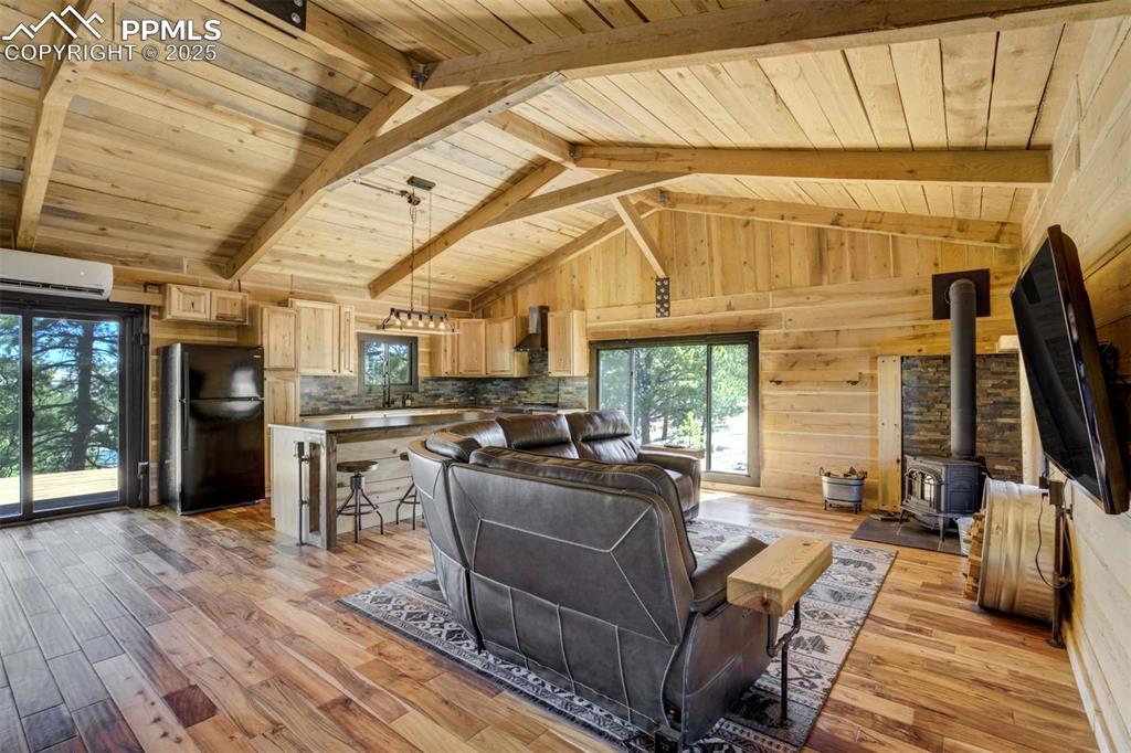 Image 29 of 50: Living Room