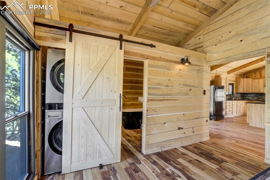 Image 35 of 50: Laundry