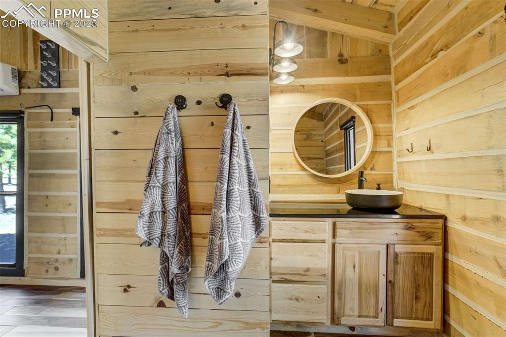 Image 37 of 50: Bathroom