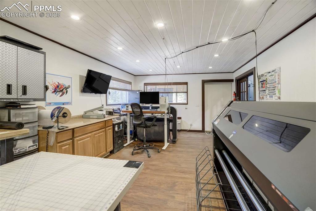 Image 46 of 50: Office