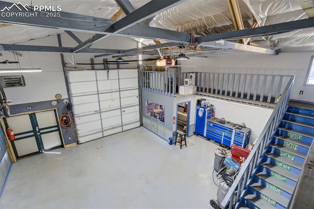 Image 47 of 50: Garage