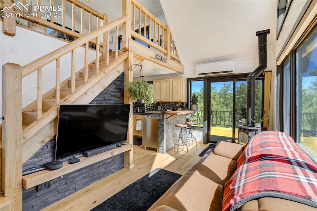 Image 8 of 50: Living Room