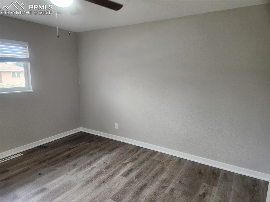 Image 12 of 15: Bedroom