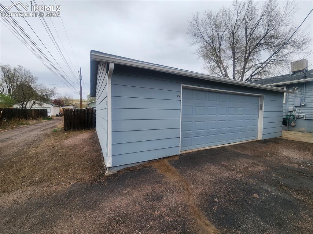 Image 13 of 15: Bedroom