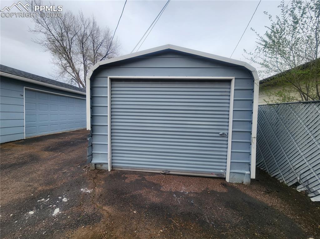 Image 14 of 15: Bedroom