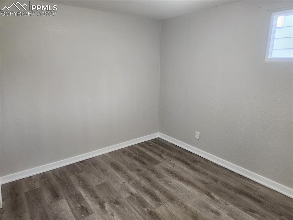 Image 5 of 15: Living Room