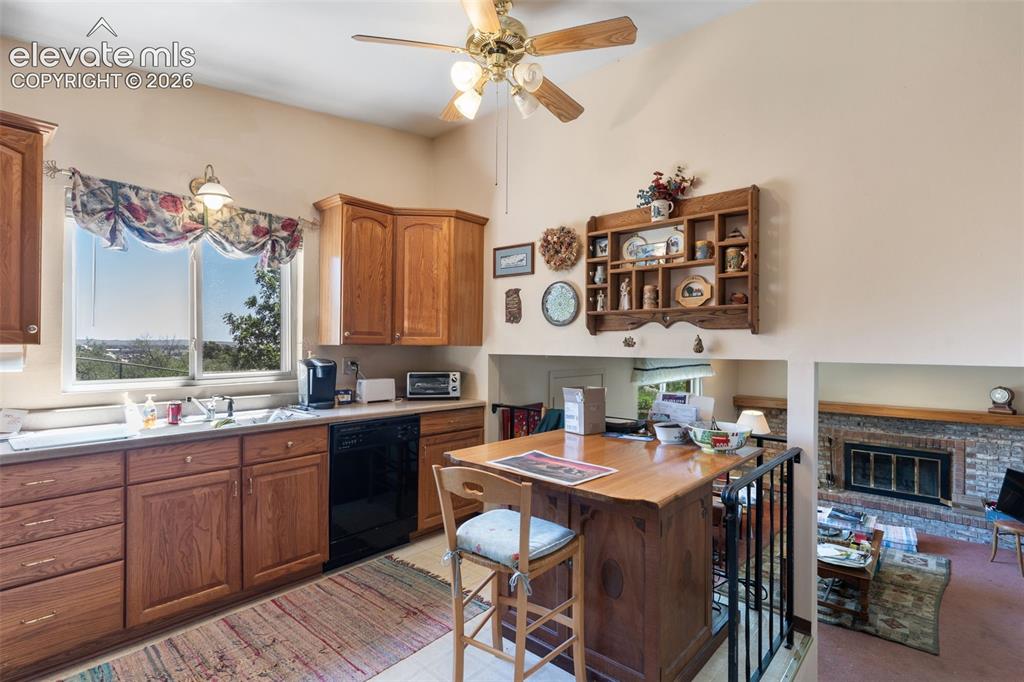 Image 10 of 38: Kitchen