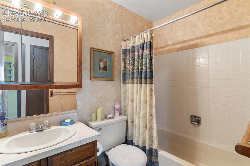 Image 16 of 38: Bathroom