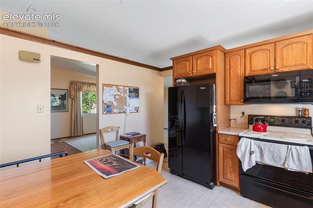 Image 9 of 38: Kitchen