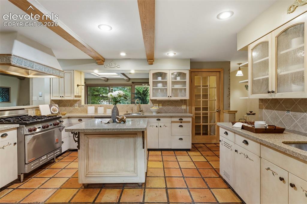 Image 15 of 42: Kitchen