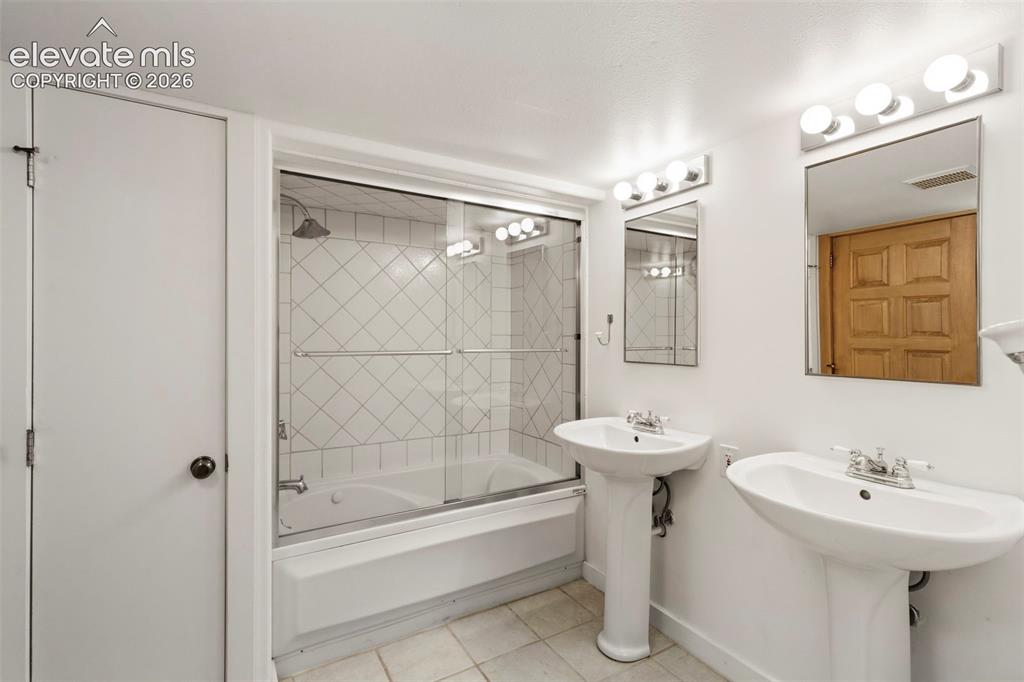 Image 29 of 42: Bathroom