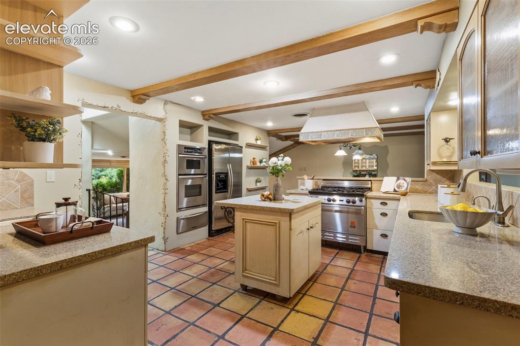 Image 4 of 42: Kitchen