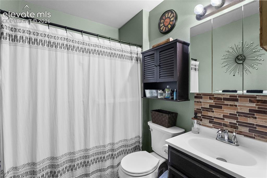 Image 11 of 32: Bathroom