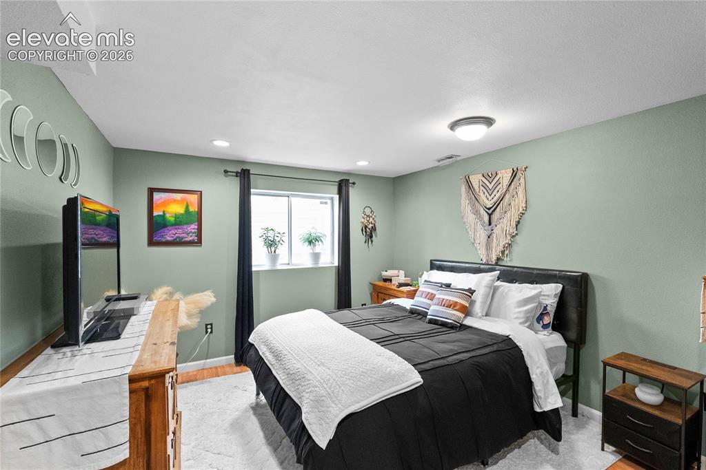 Image 16 of 32: Bedroom