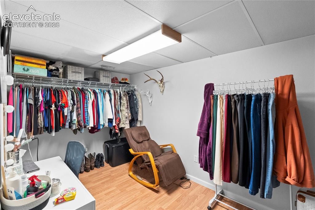 Image 17 of 32: Closet