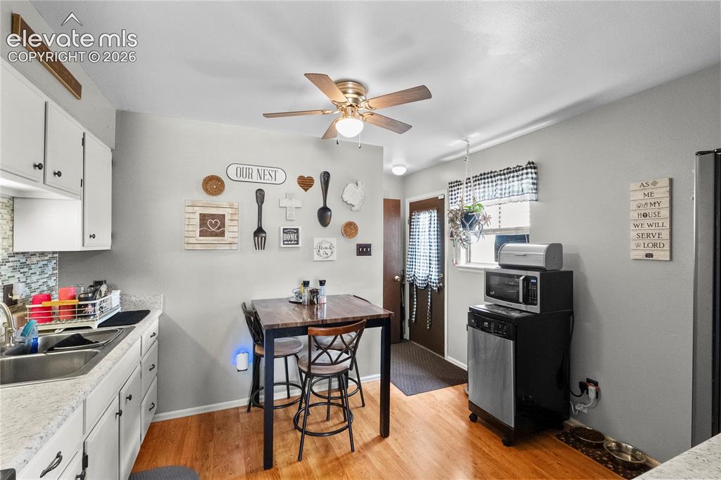Image 7 of 32: Kitchen