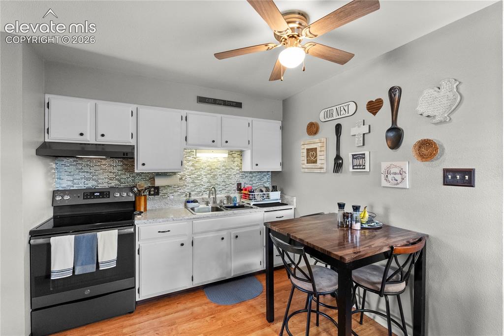 Image 8 of 32: Kitchen