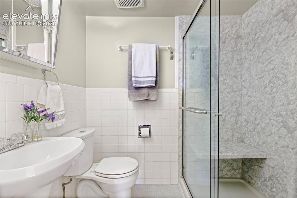 Image 9 of 14: Bathroom