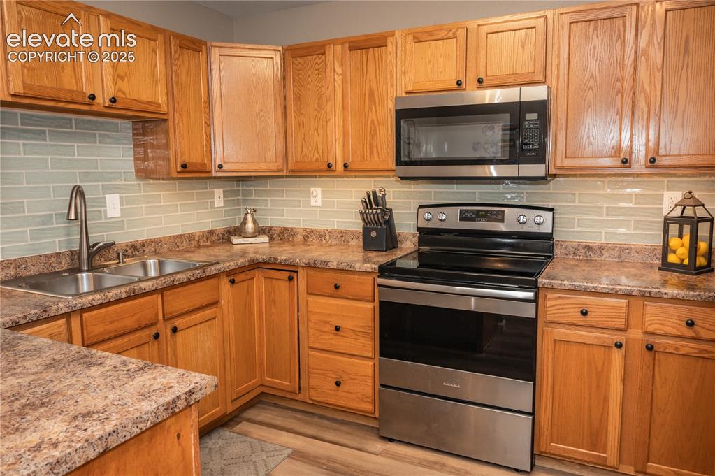 Image 11 of 34: Kitchen has under cabinet lighting