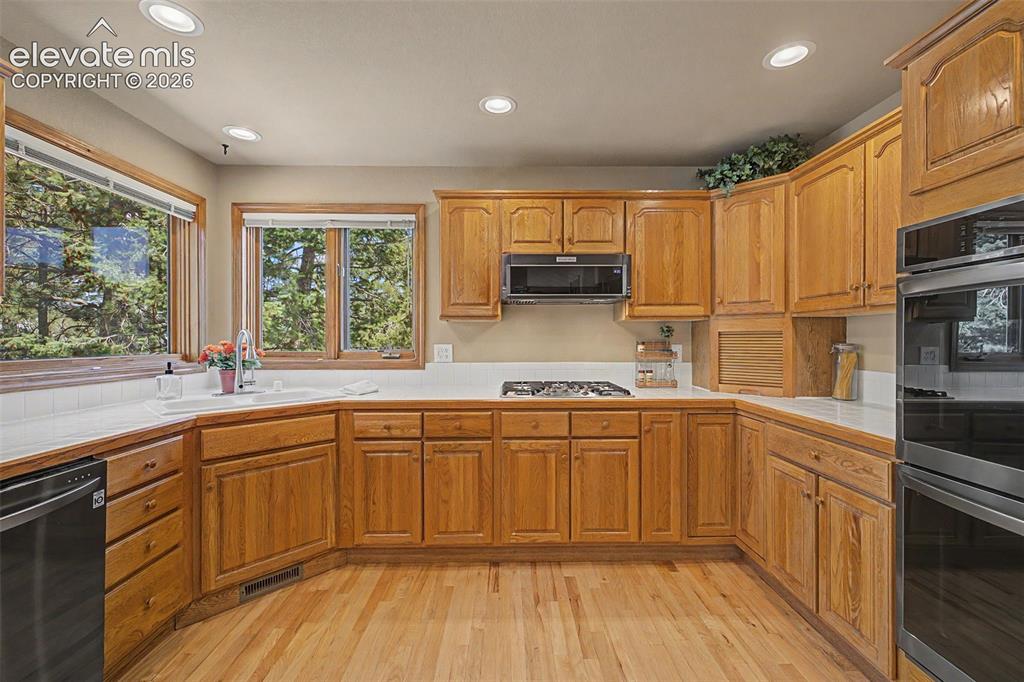 Image 13 of 50: Kitchen