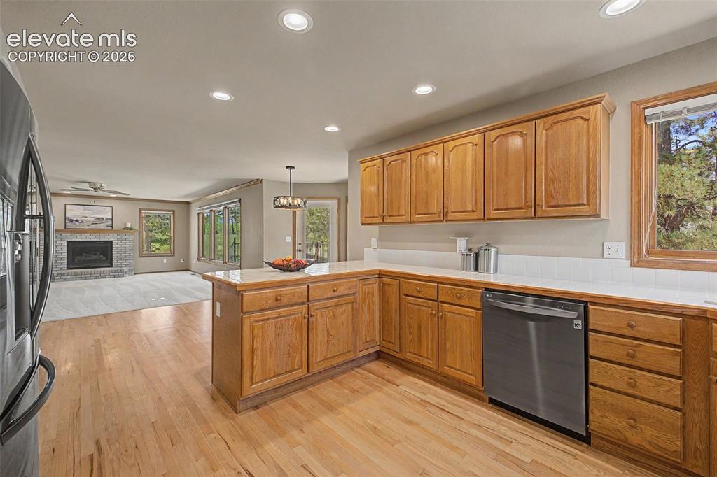 Image 14 of 50: Kitchen