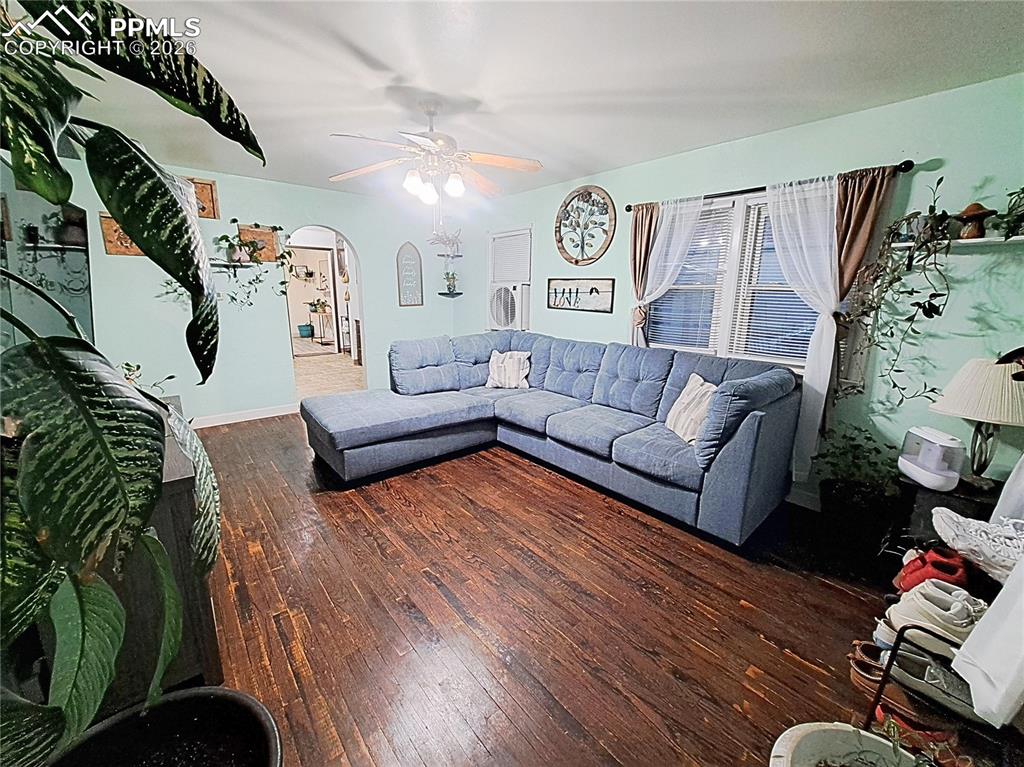 Image 2 of 10: Living Room