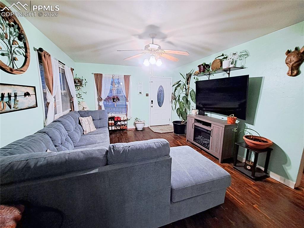 Image 3 of 10: Living Room