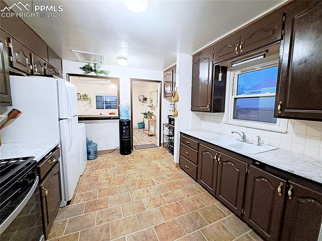 Image 4 of 10: Kitchen