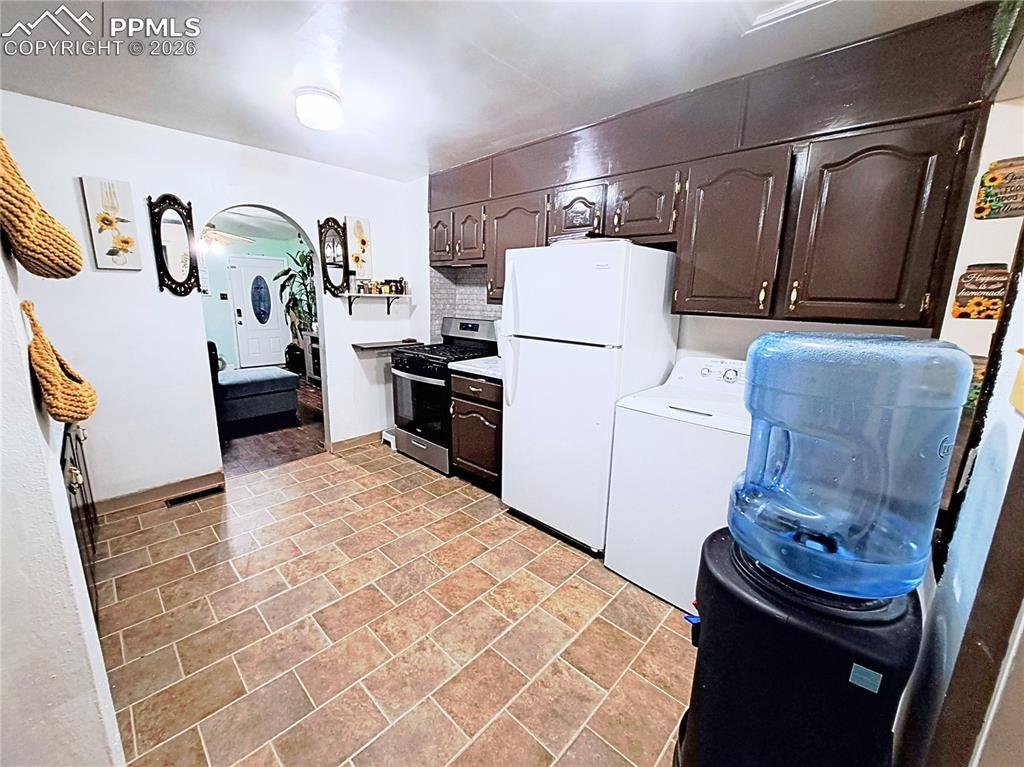 Image 5 of 10: Kitchen