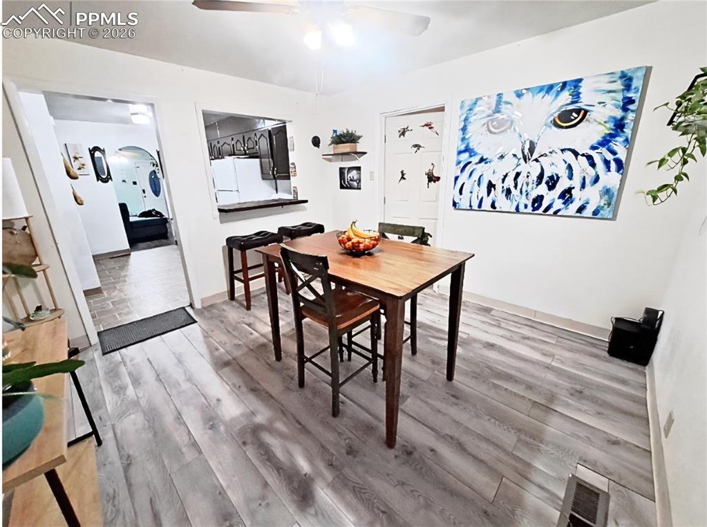 Image 6 of 10: Dining Area